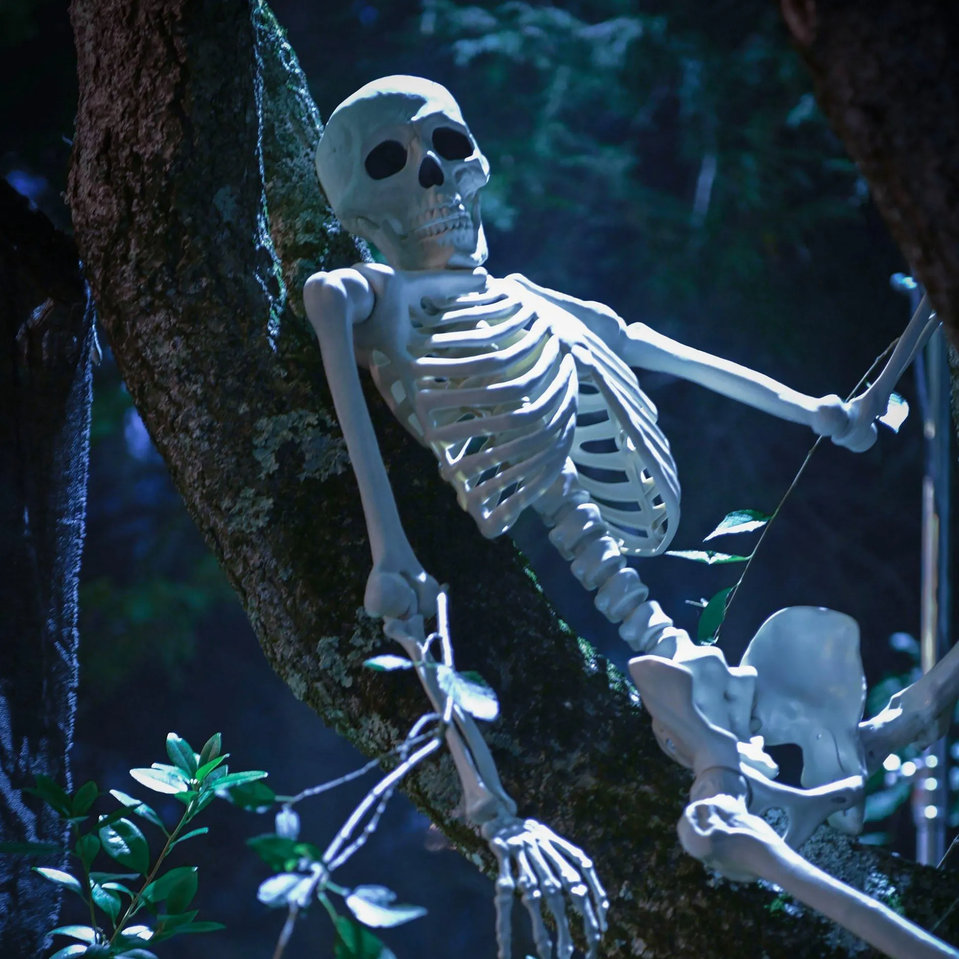 Party City Yorrik The Skeleton's Grave Halloween Decorating Kit| Tombstones & Fencing